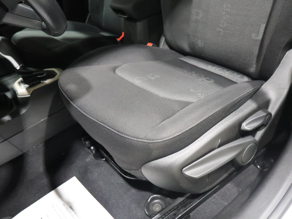 Used 2016 Jeep Renegade Latitude AWD/4WD image 12