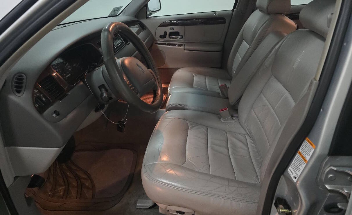 Used 2000 Lincoln Town Car Signature RWD image 17