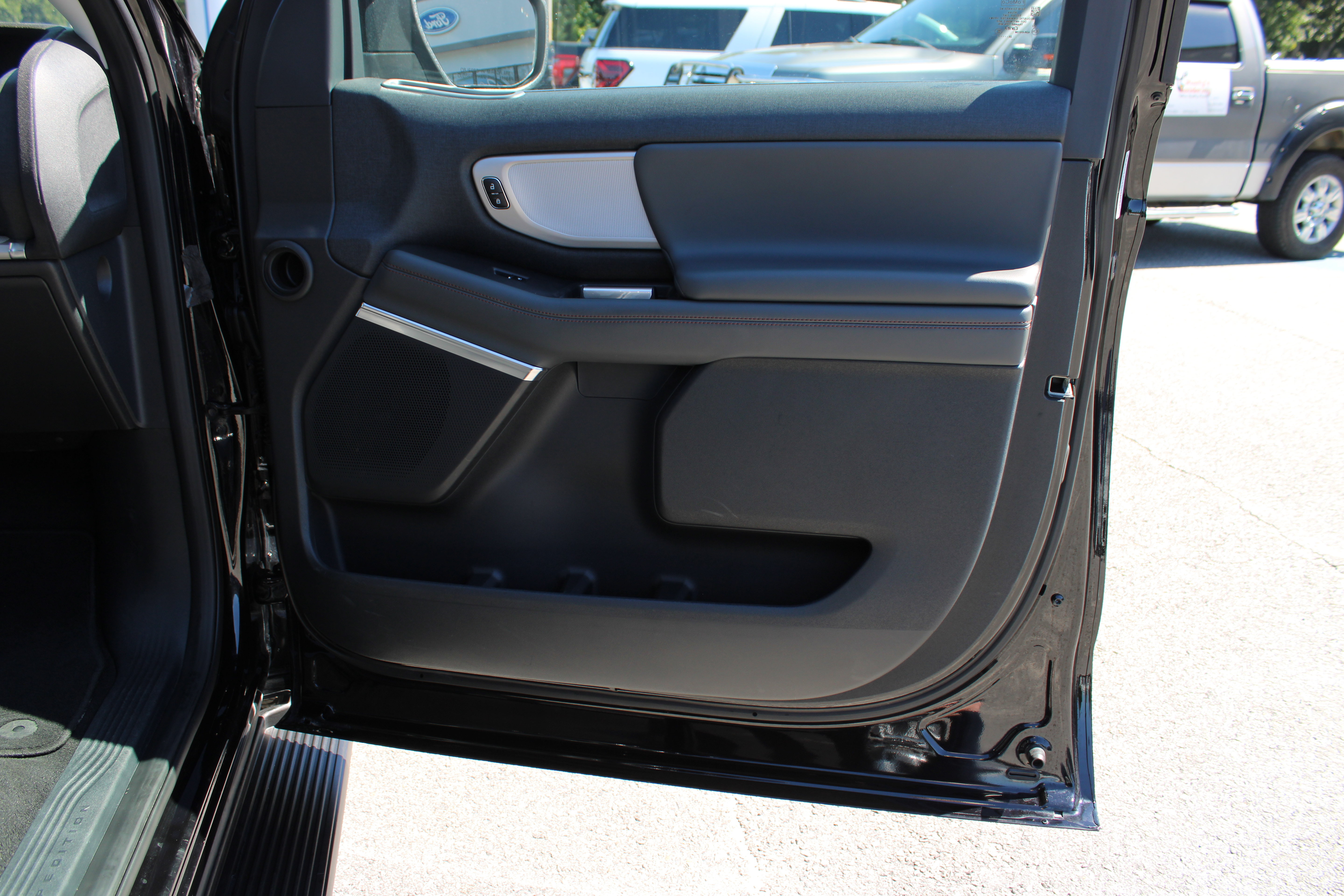 Used 2025 Ford Expedition Active AWD/4WD image 17