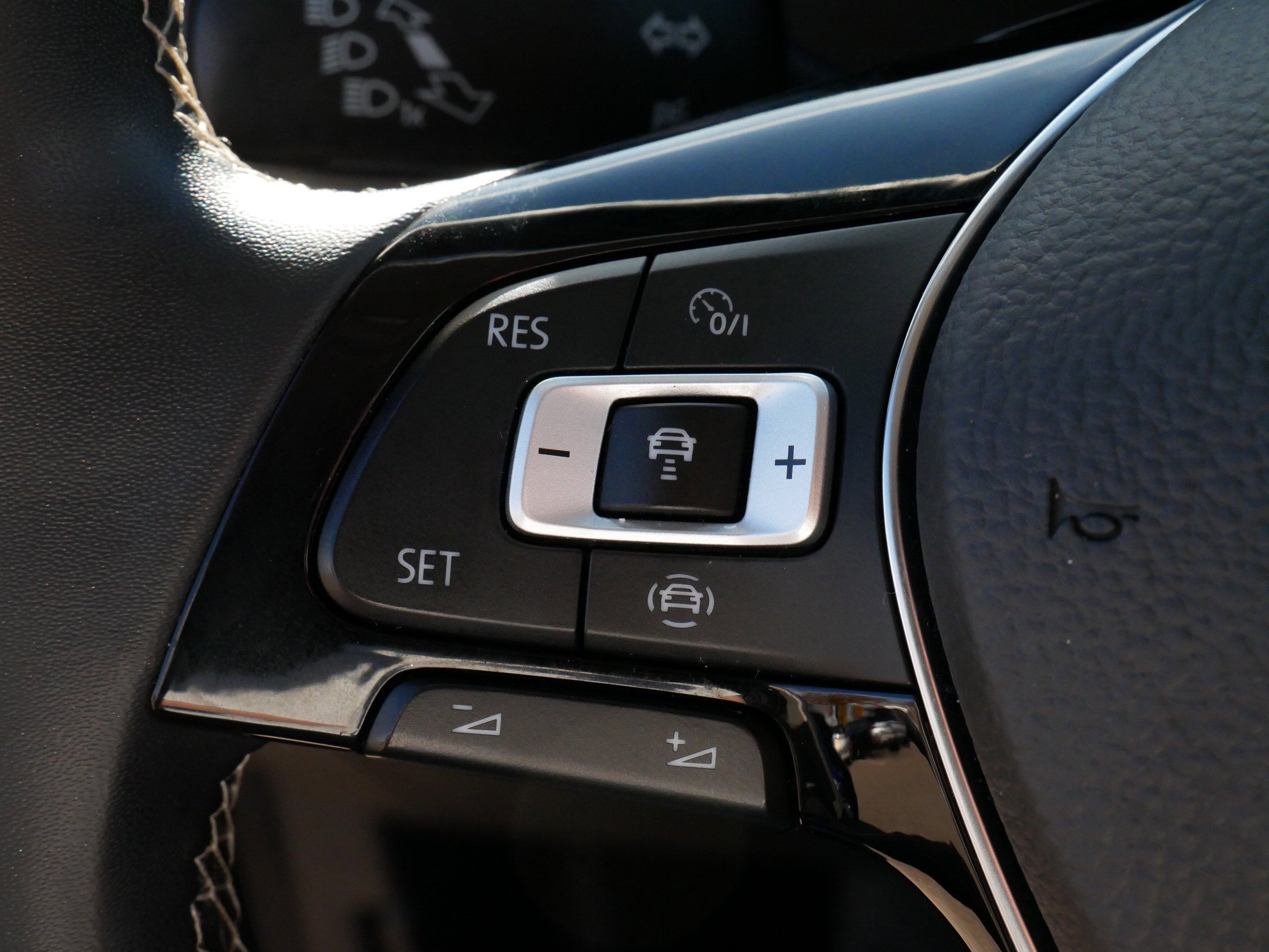 Used 2021 Volkswagen Tiguan SE image 25