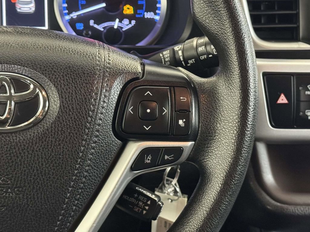 Used 2019 Toyota Highlander LE image 27