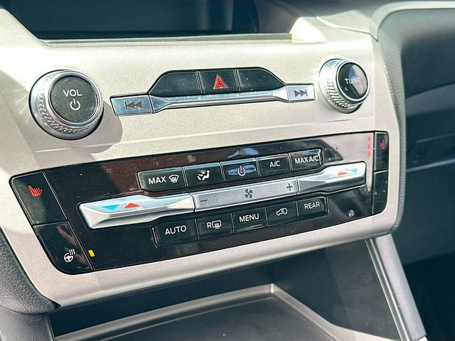 Used 2022 Ford Explorer XLT w/ Equipment Group 202A AWD/4WD image 17