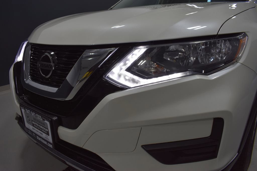 Used 2019 Nissan Rogue SV image 11