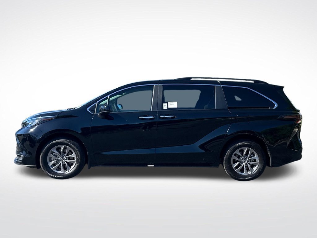 Certified 2026 Toyota Sienna XLE FWD image 4