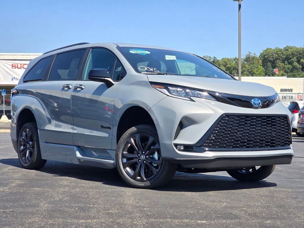 Used 2025 Toyota Sienna XSE image 1