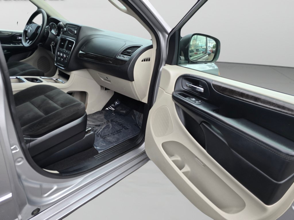 Used 2016 Dodge Grand Caravan SXT FWD image 25