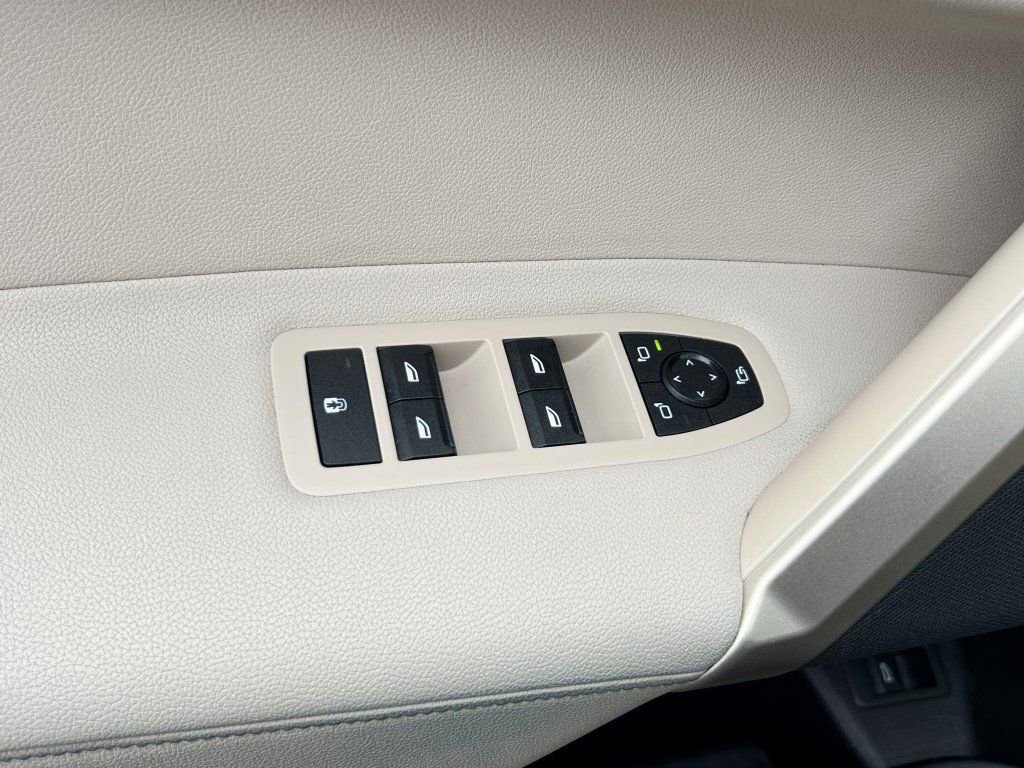 Used 2022 BMW iX xDrive50 w/ Convenience Package image 22