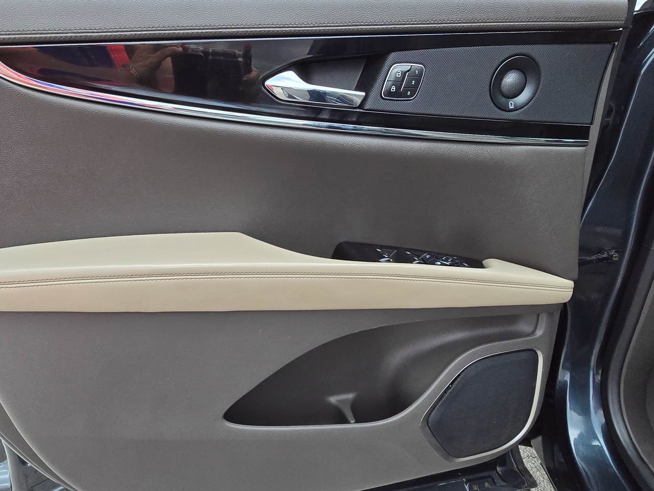 Used 2022 Lincoln Nautilus Reserve w/ Equipment Group 201A image 12