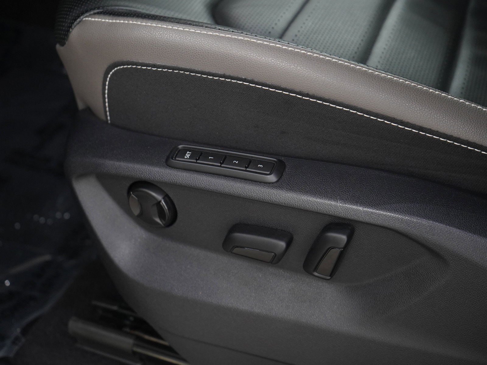 Used 2023 Volkswagen Atlas Cross Sport SEL Premium R-Line image 28