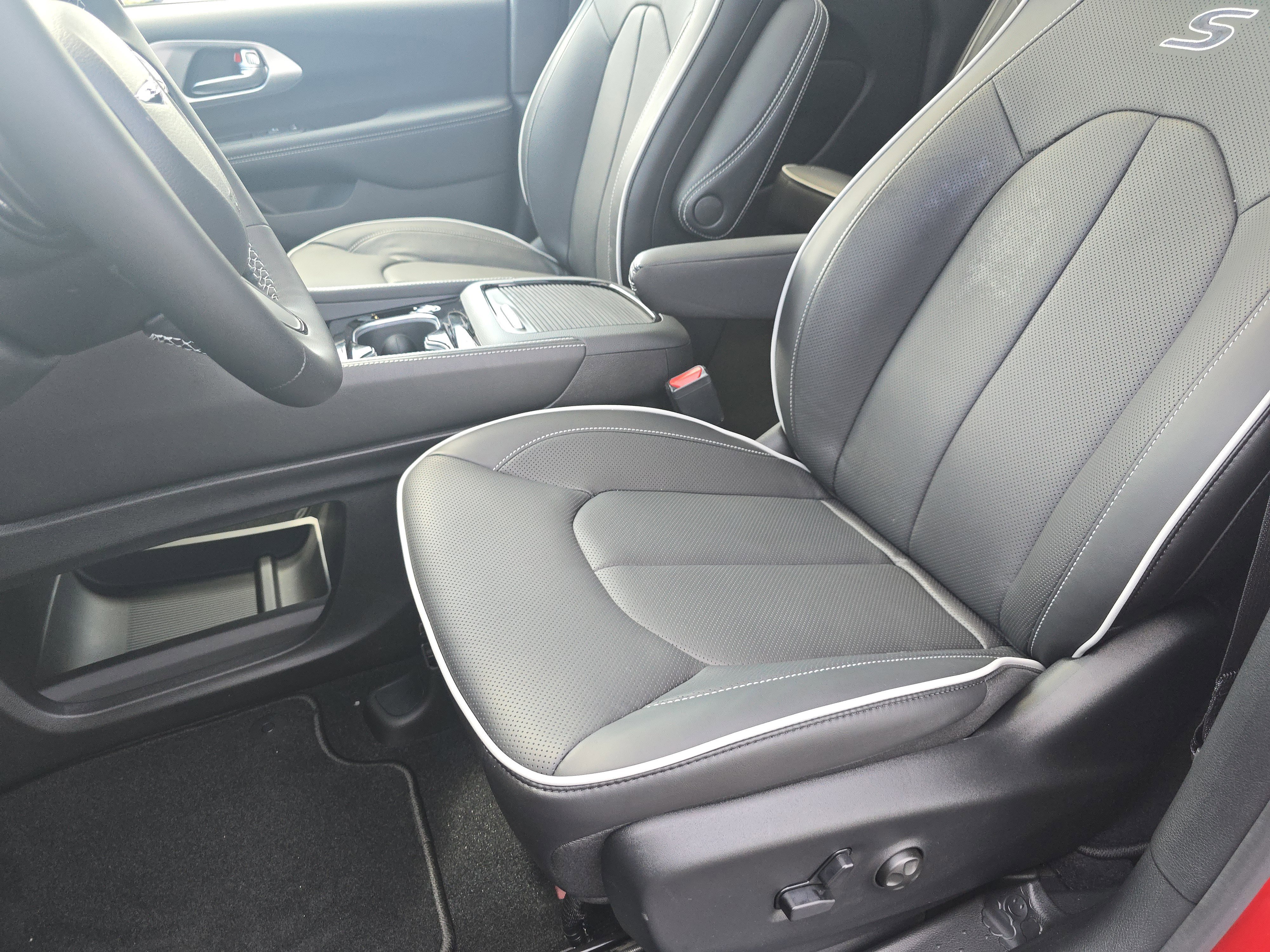 New 2026 Chrysler Pacifica Limited w/ S Appearance Package image 24