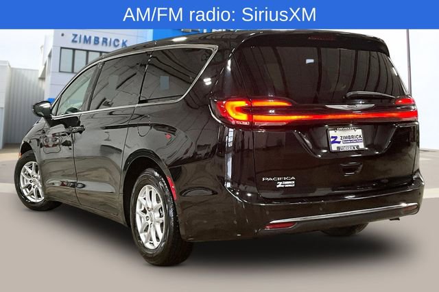 Used 2024 Chrysler Pacifica Touring-L image 4