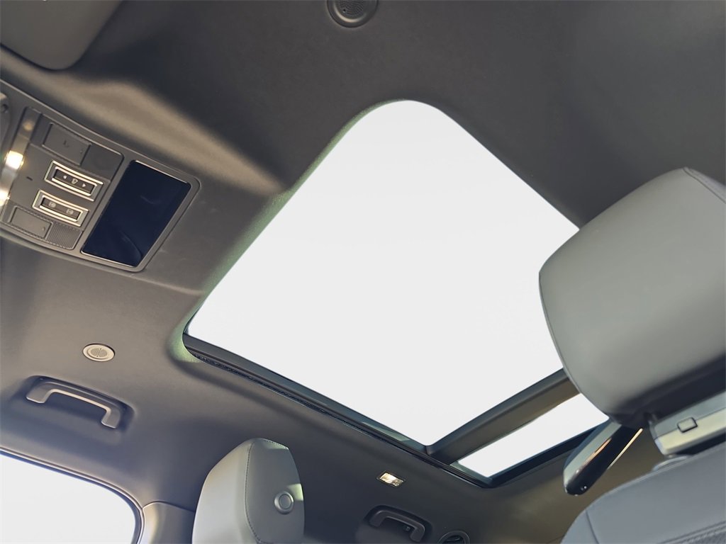 New 2026 Land Rover Defender 130 X-Dynamic SE image 31