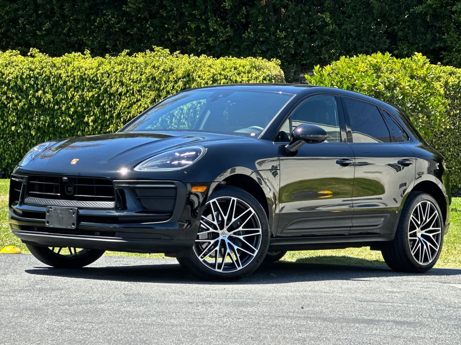 Certified 2025 Porsche Macan AWD/4WD image 1