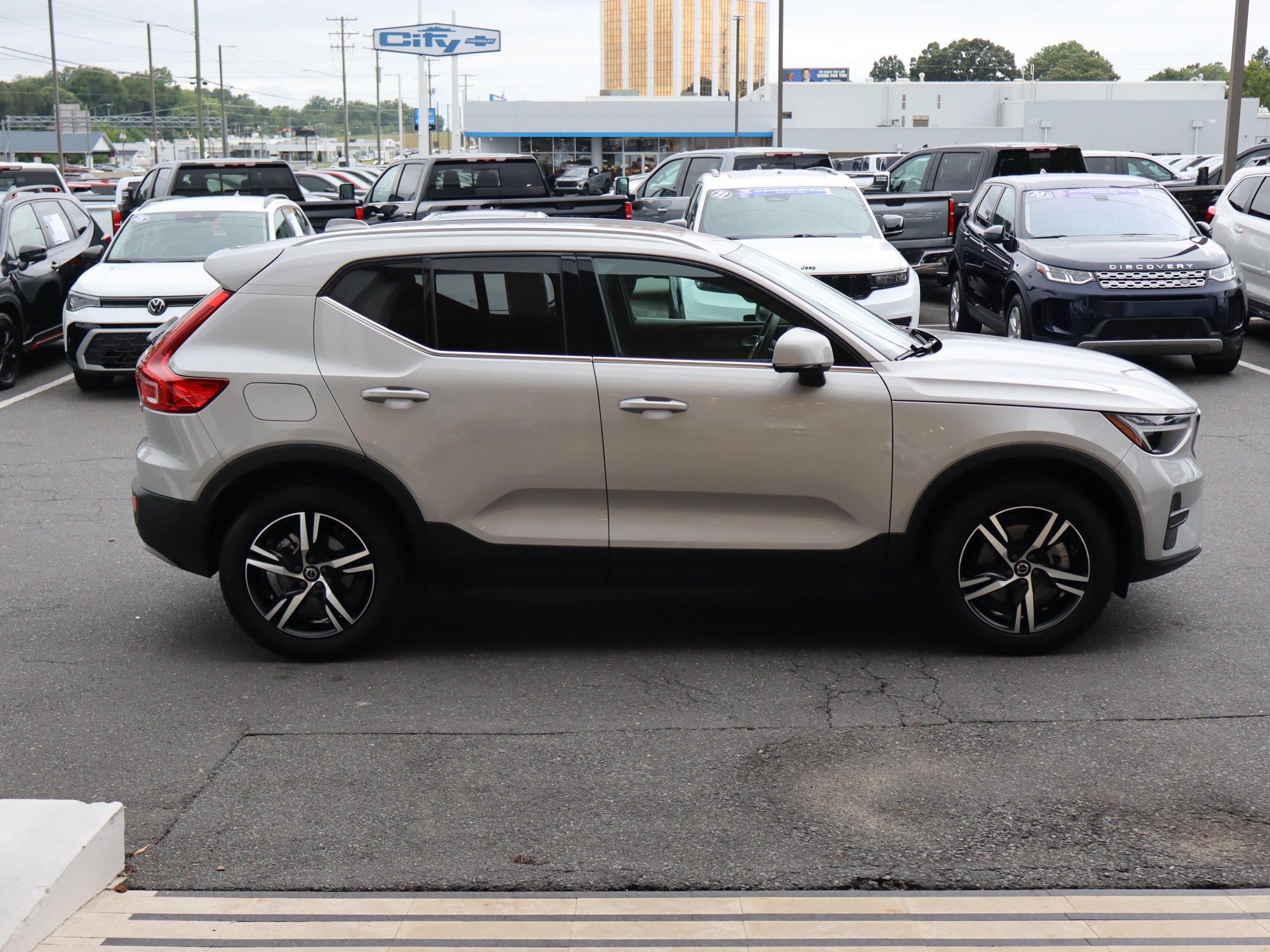 Used 2025 Volvo XC40 B5 Core AWD/4WD image 11