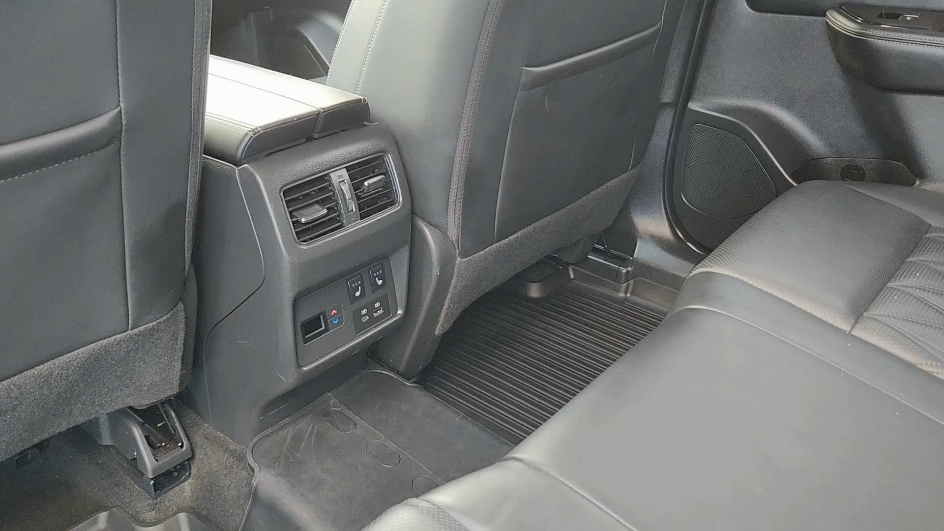 Used 2021 Nissan Rogue Platinum image 18