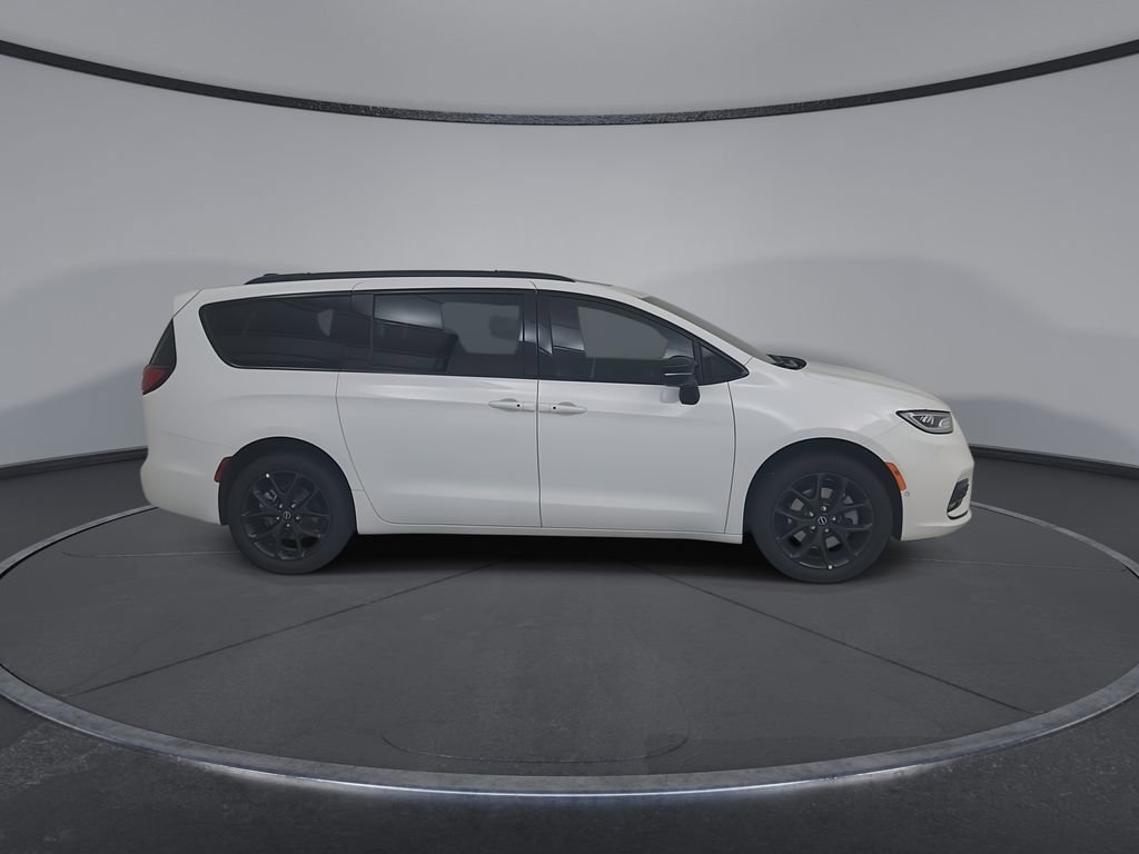 New 2026 Chrysler Pacifica Limited AWD/4WD image 17
