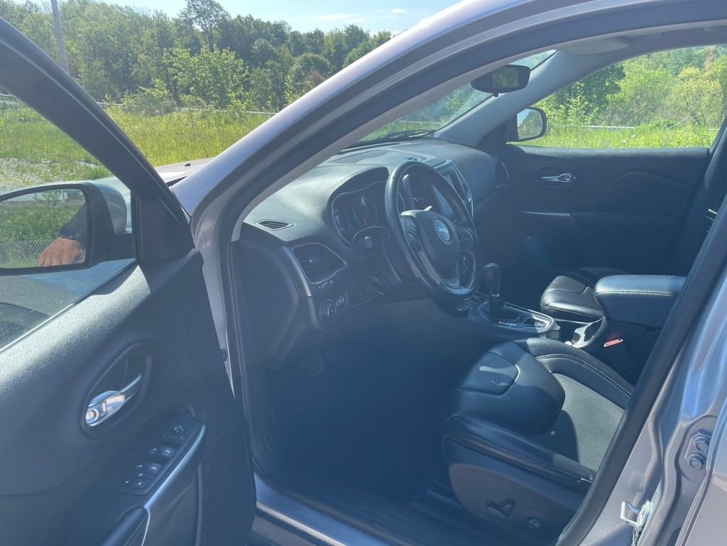 Used 2021 Jeep Cherokee Latitude Plus w/ Sun & Sound Group AWD/4WD image 13