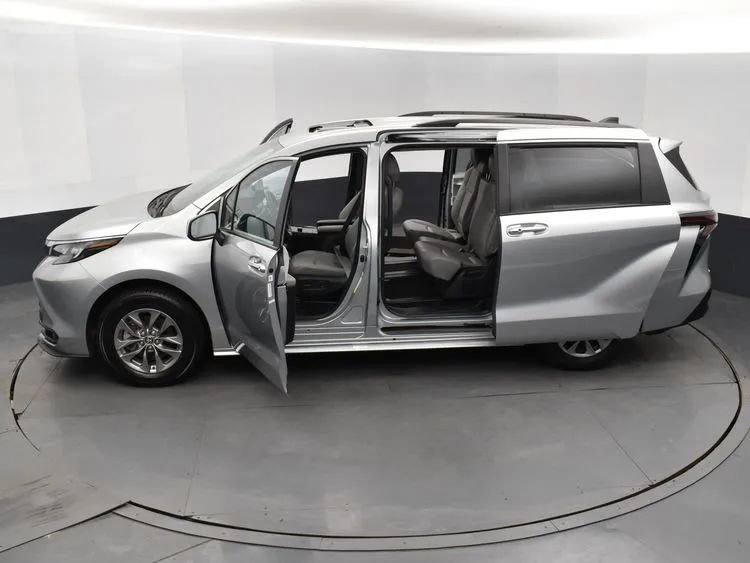 Used 2025 Toyota Sienna XLE image 7