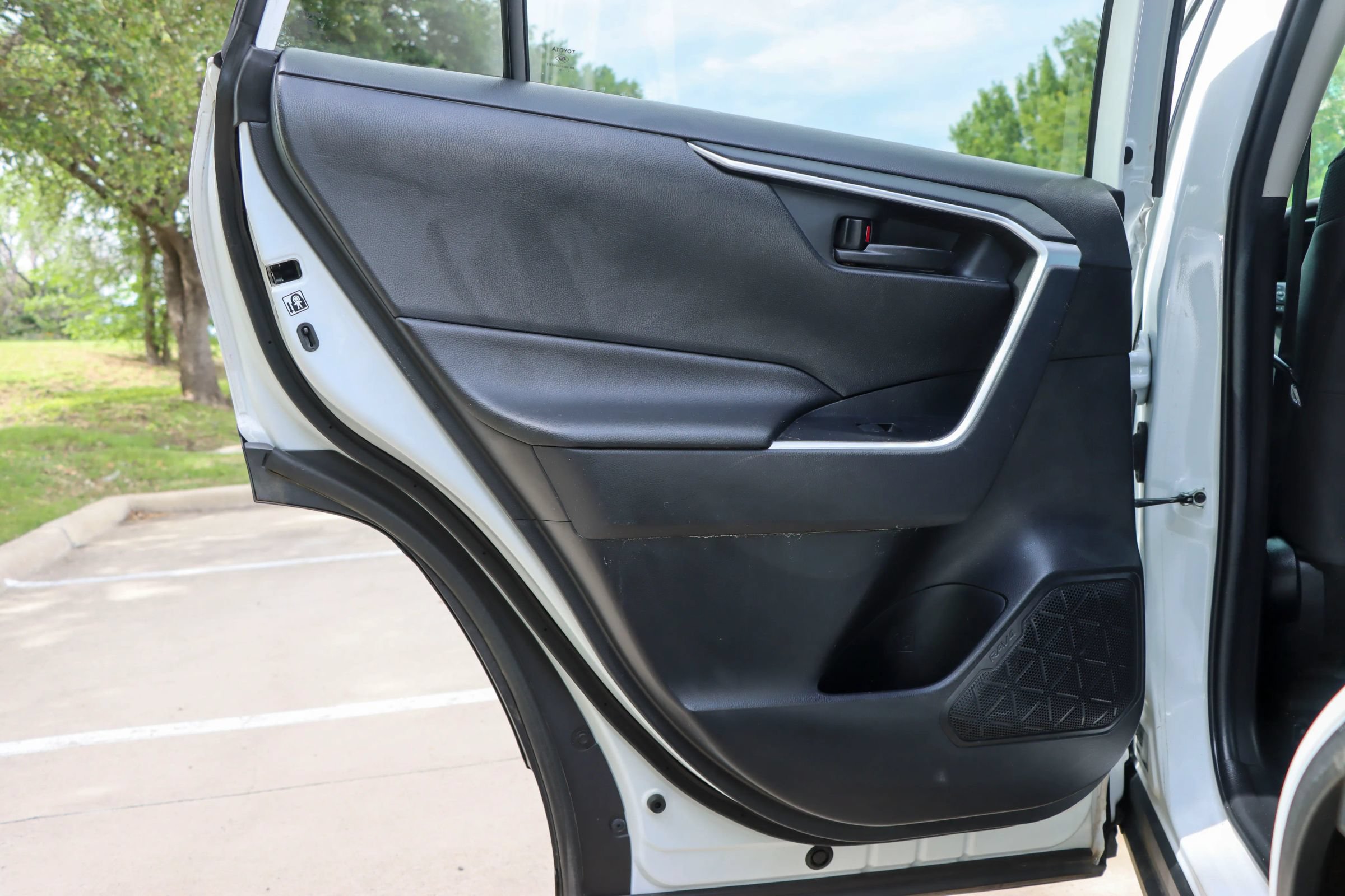 Used 2019 Toyota RAV4 LE FWD image 11