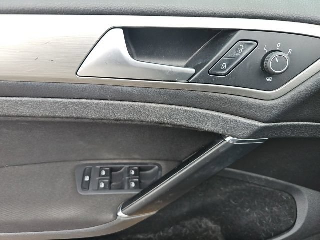 Used 2017 Volkswagen Golf S FWD image 14
