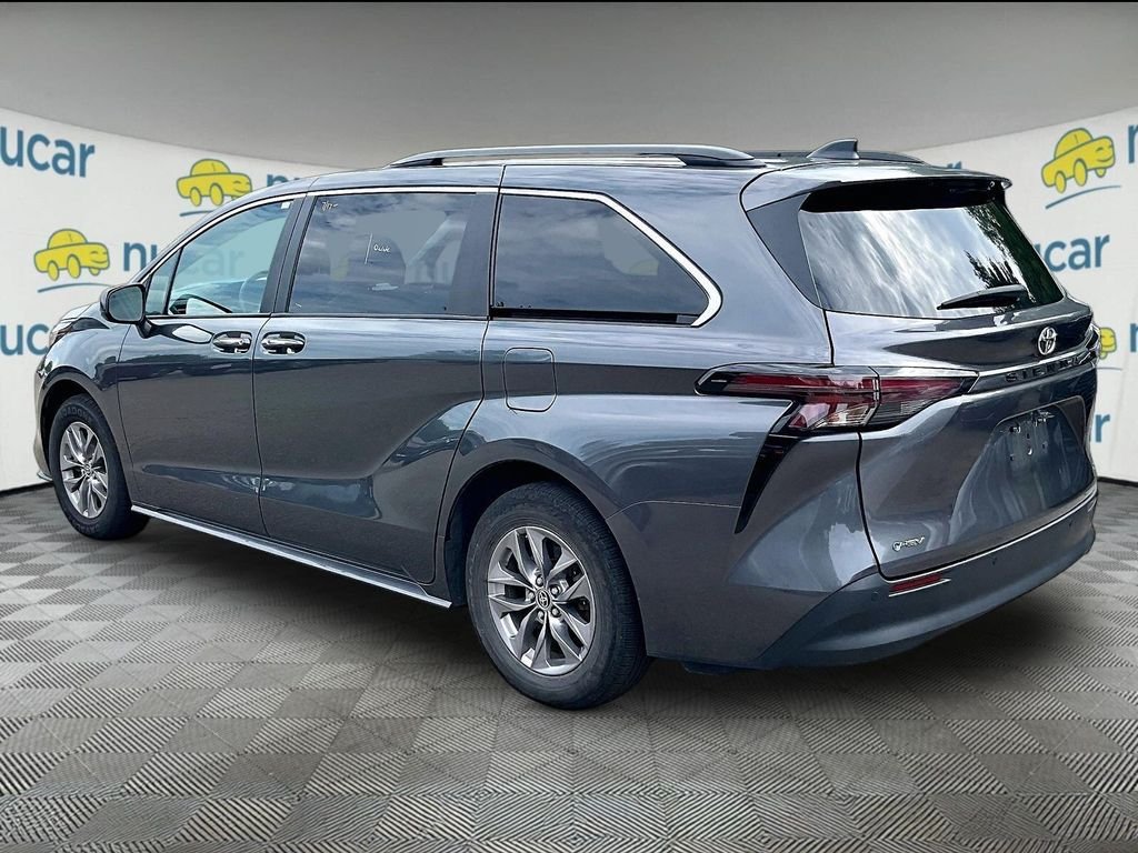 Used 2025 Toyota Sienna XLE FWD image 5