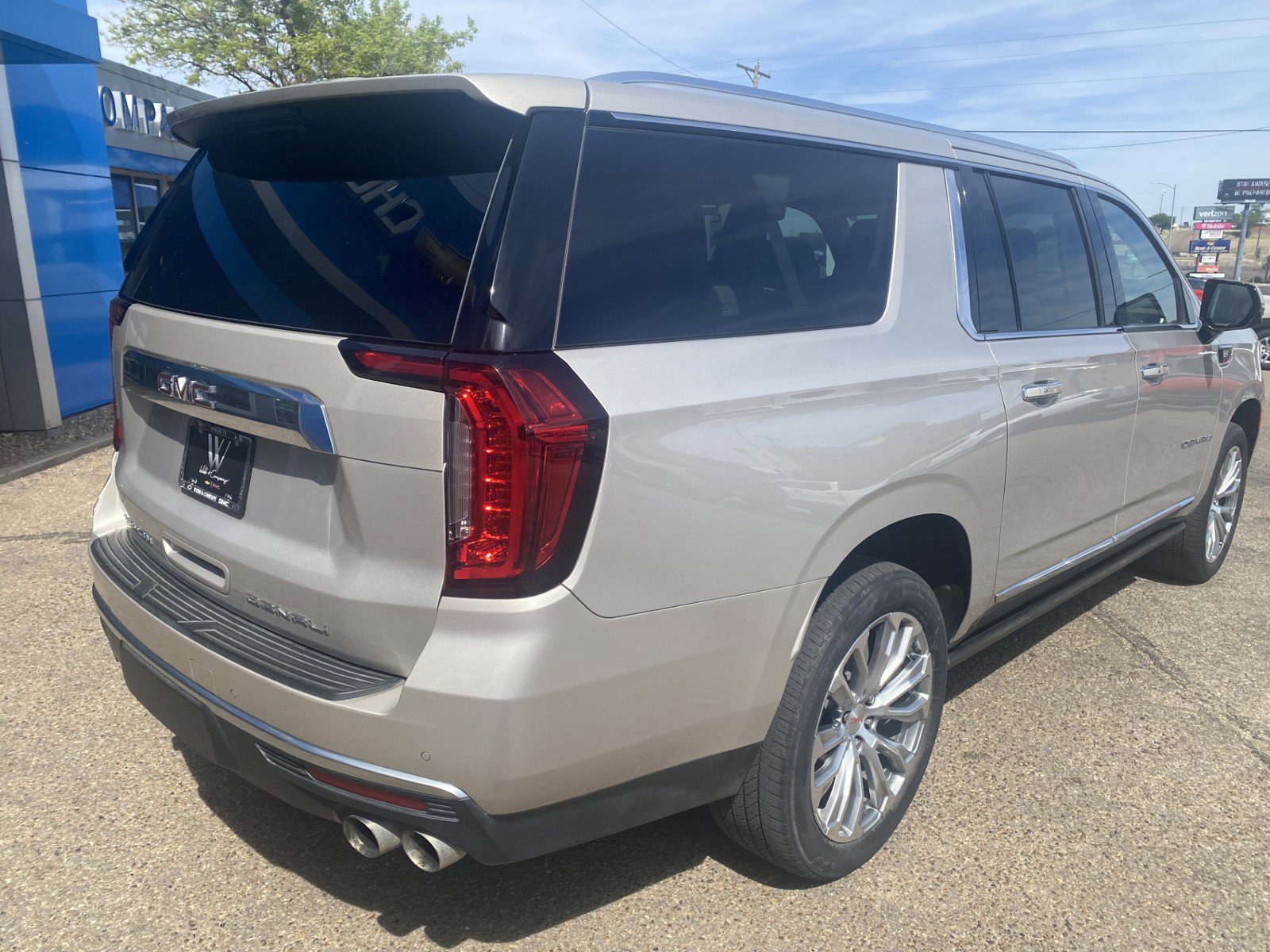 Used 2022 GMC Yukon XL Denali RWD image 8