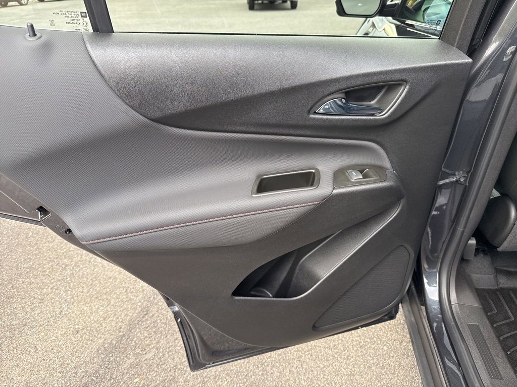 Used 2022 Chevrolet Equinox RS w/ Infotainment Package image 19