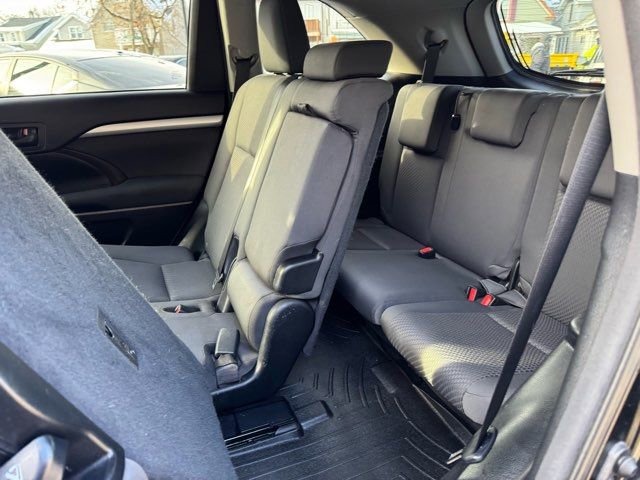 Used 2015 Toyota Highlander LE image 24