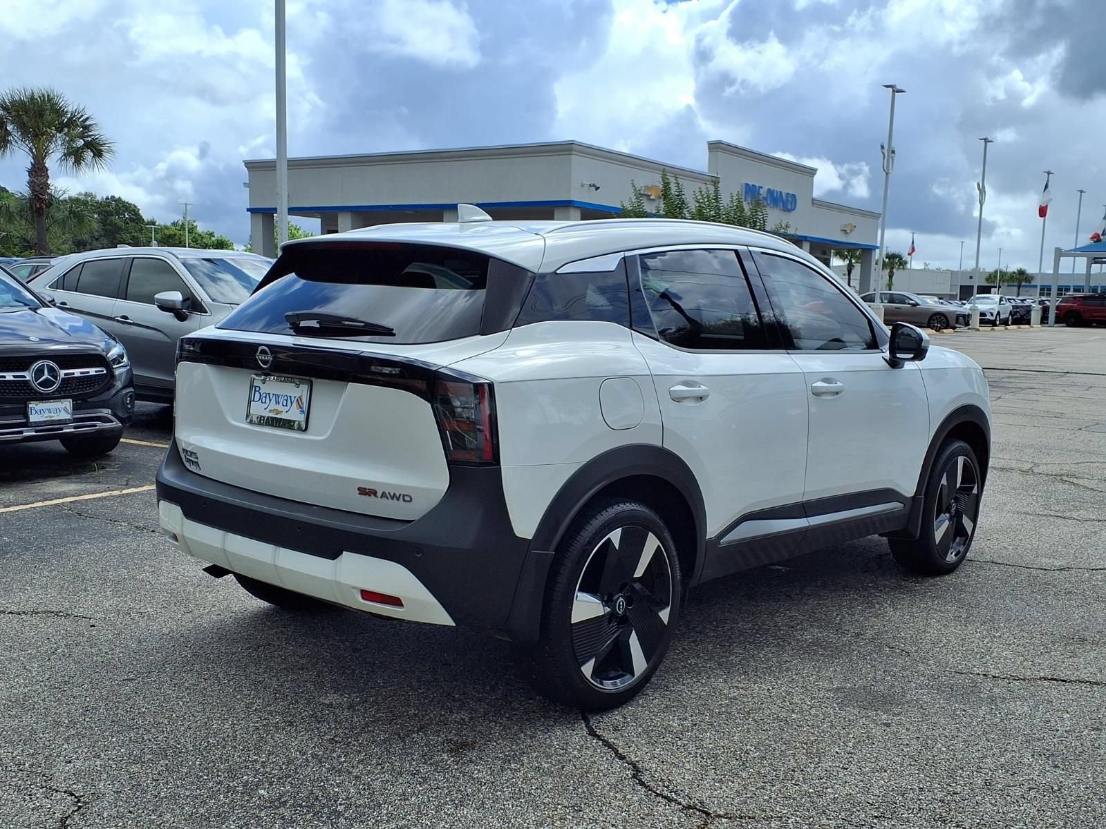 Used 2025 Nissan Kicks SR AWD/4WD image 2