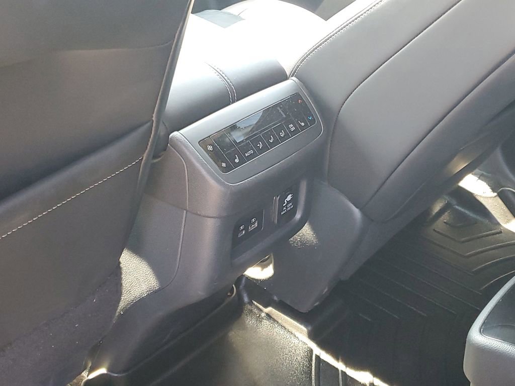 Used 2022 Nissan Pathfinder Platinum image 32