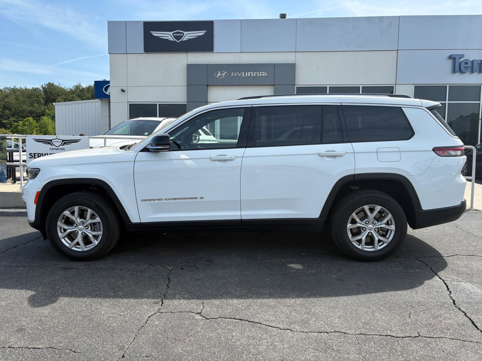 Used 2023 Jeep Grand Cherokee L Limited AWD/4WD image 4