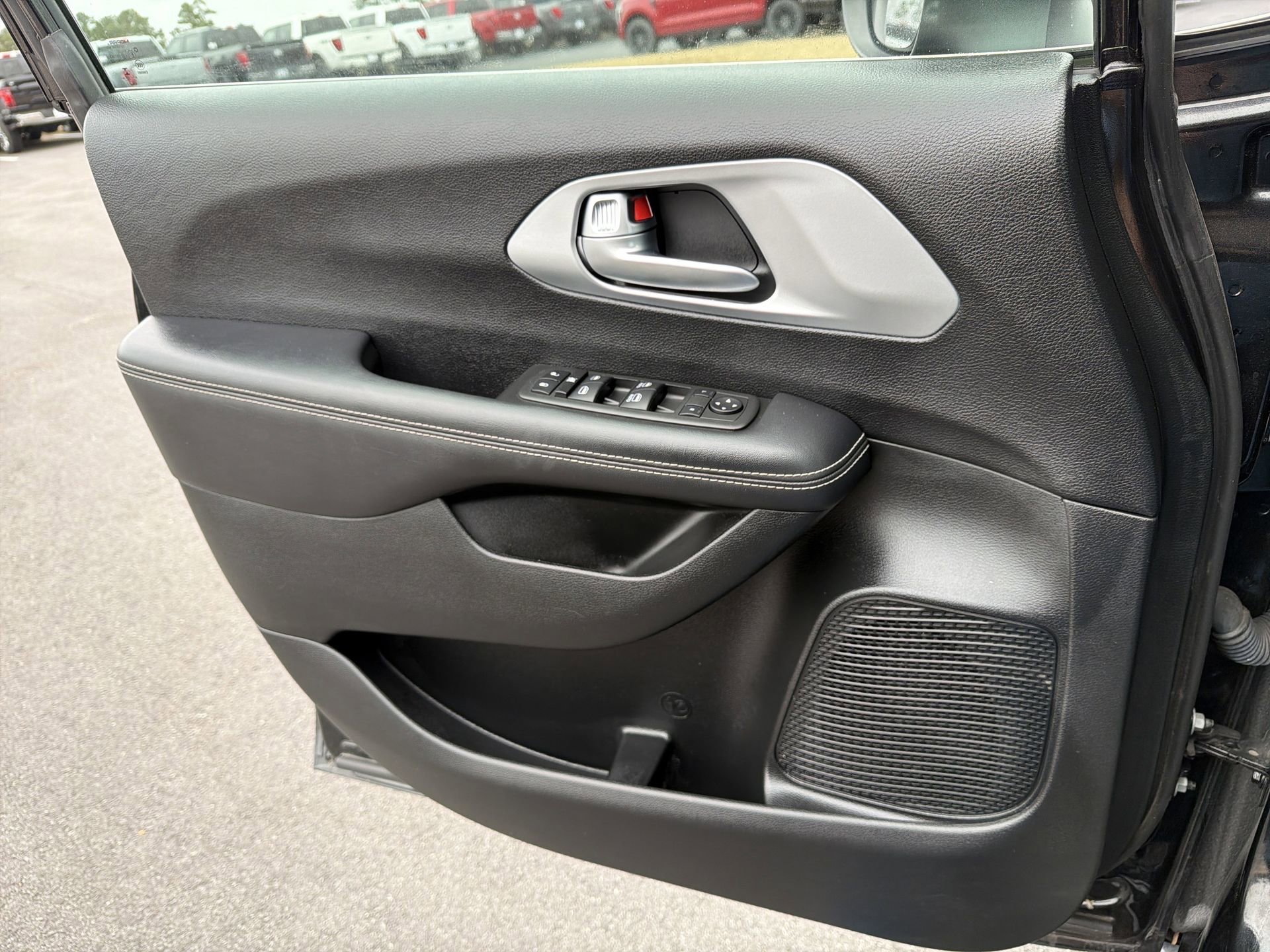 Used 2023 Chrysler Pacifica Touring image 17