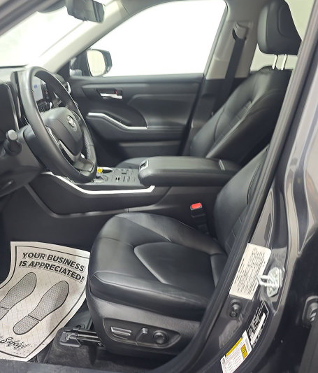 Used 2024 Toyota Highlander XLE AWD/4WD image 5