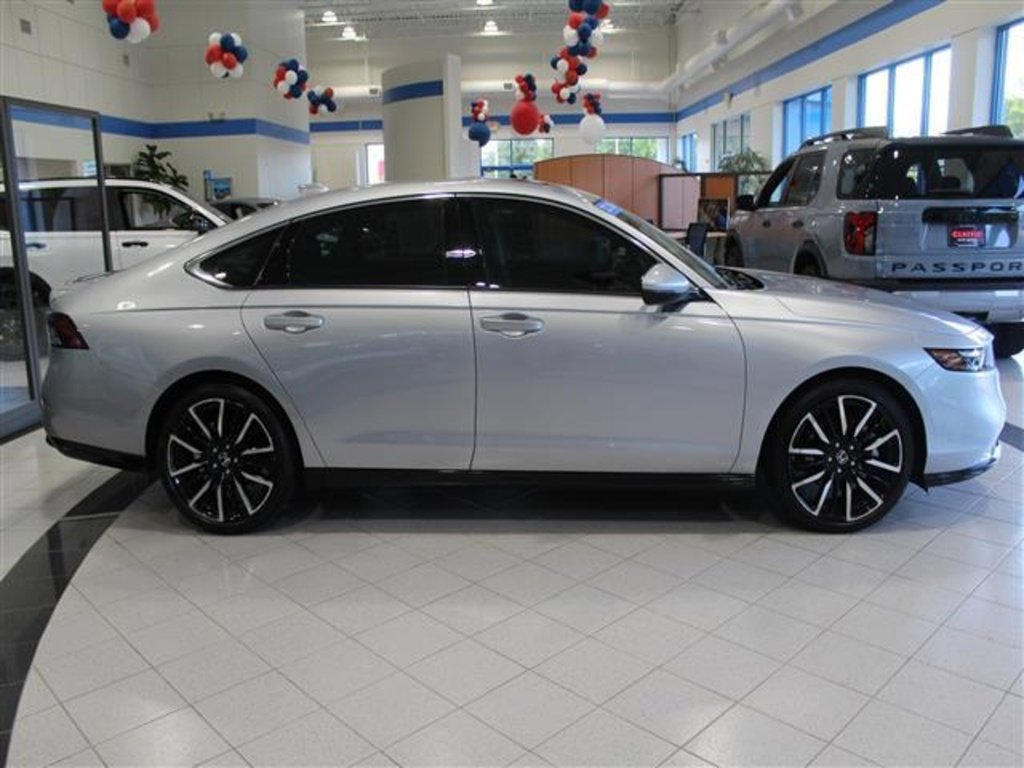 Used 2024 Honda Accord Touring image 4