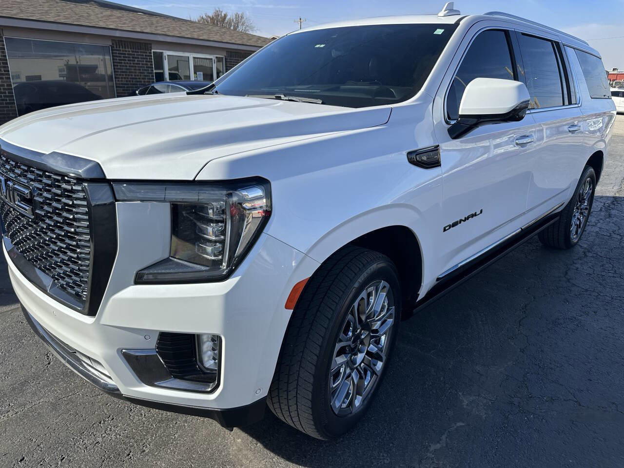 Used 2023 GMC Yukon XL Denali Ultimate AWD/4WD image 3