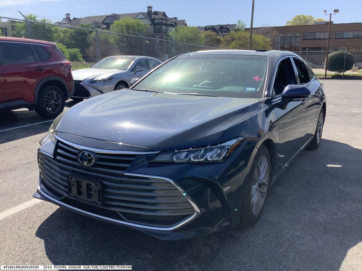 Used 2019 Toyota Avalon XLE w/ Moonroof Package image 4
