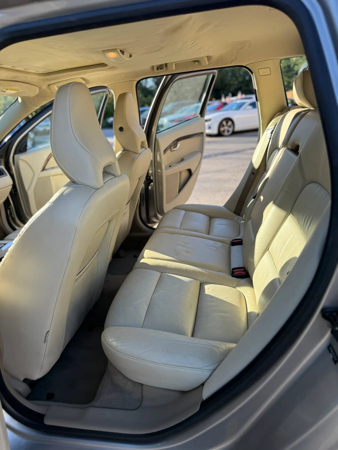 Used 2010 Volvo V70 R-Design FWD image 15