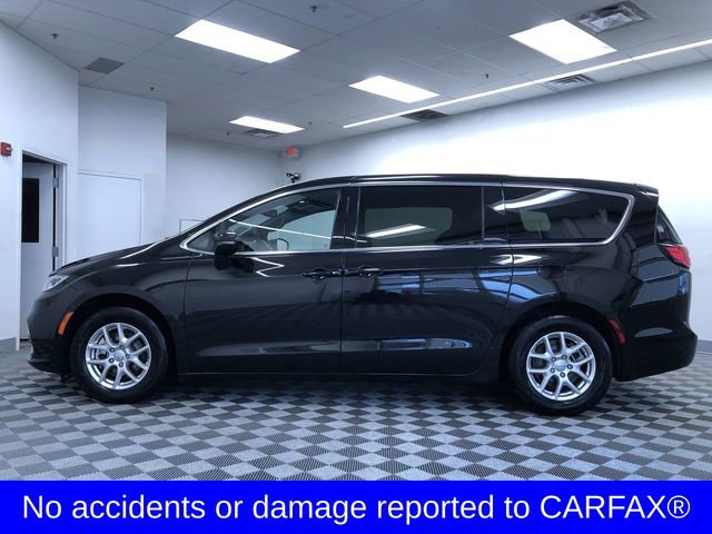 Used 2025 Chrysler Pacifica Select image 3