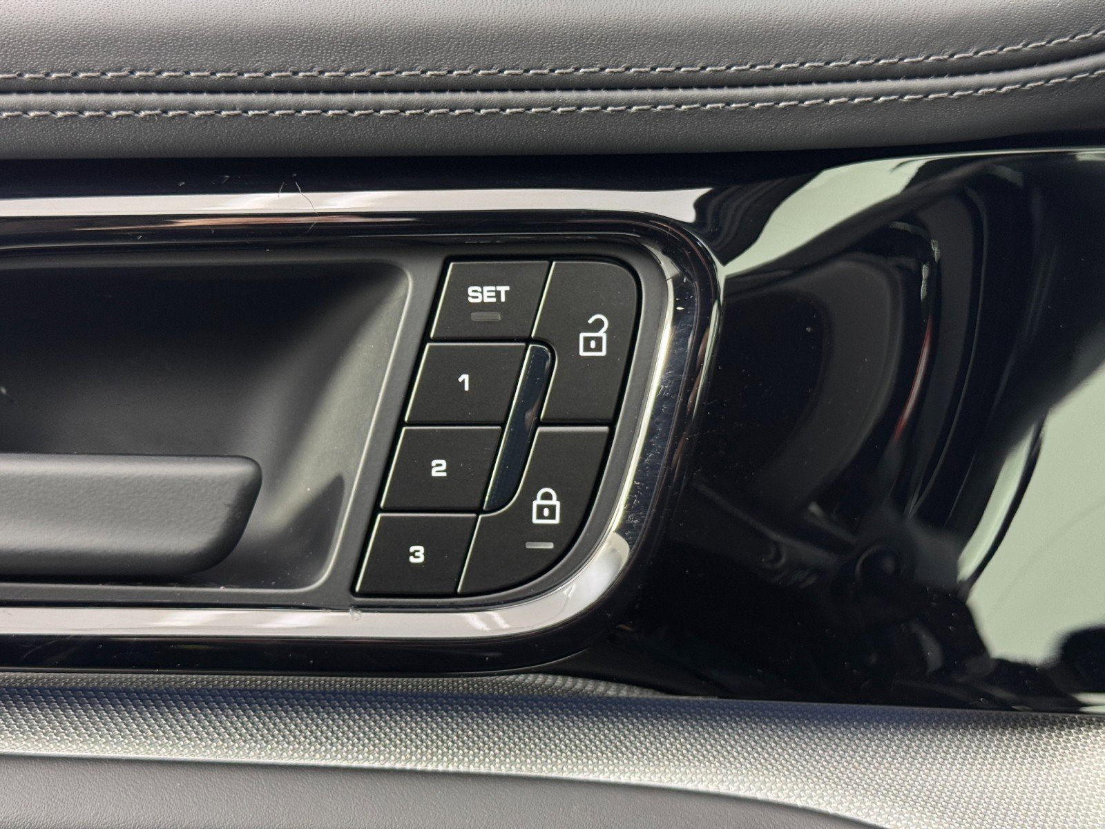 Used 2025 Porsche Panamera 4S w/ Premium Package image 18