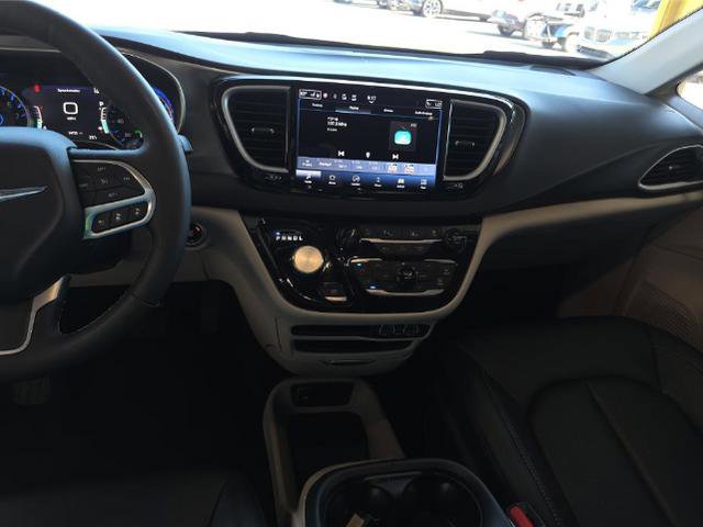 Used 2024 Chrysler Pacifica Touring-L FWD image 7