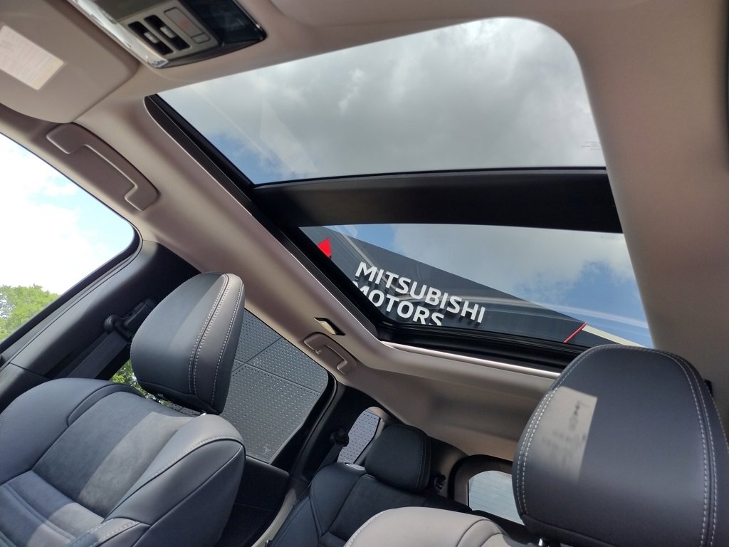 New 2025 Mitsubishi Outlander SE image 6