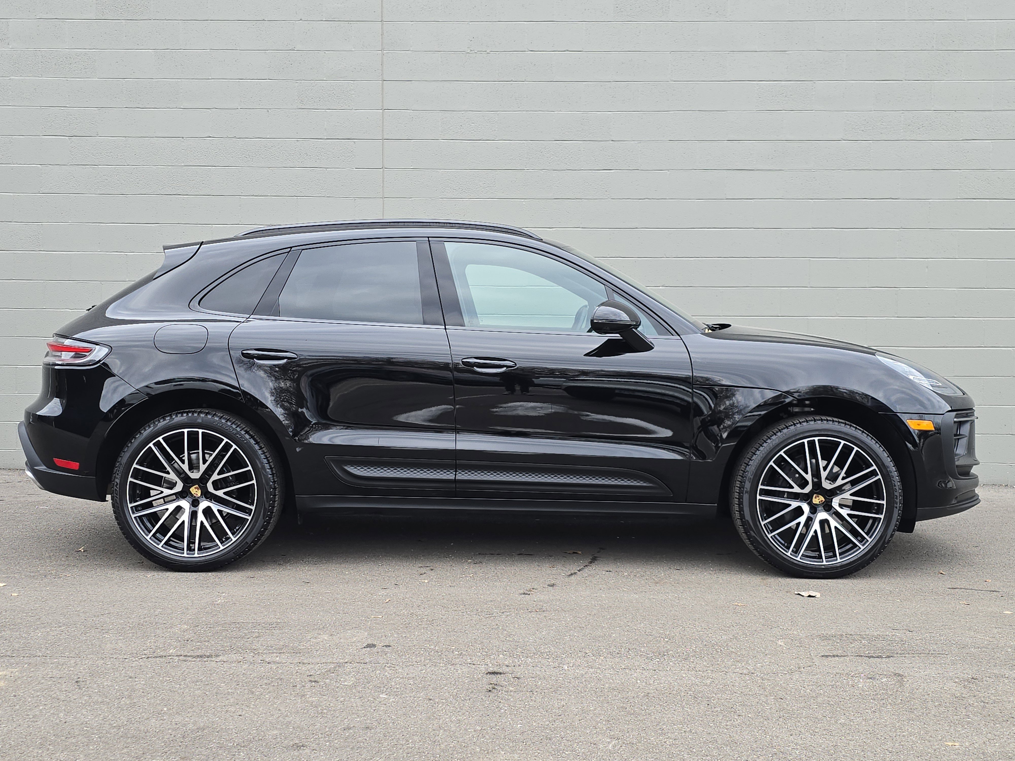 Certified 2025 Porsche Macan image 10