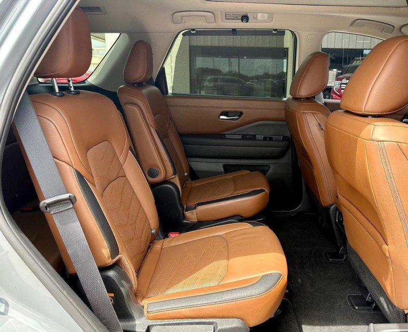 Used 2025 Nissan Pathfinder Platinum FWD image 12