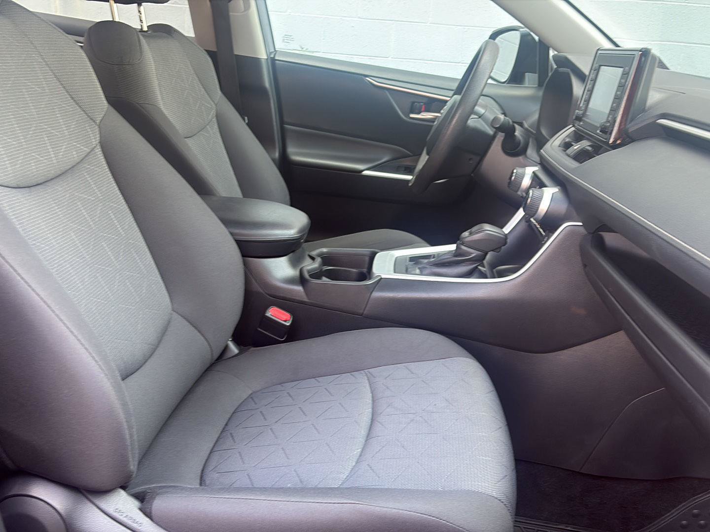 Used 2021 Toyota RAV4 XLE AWD/4WD image 17