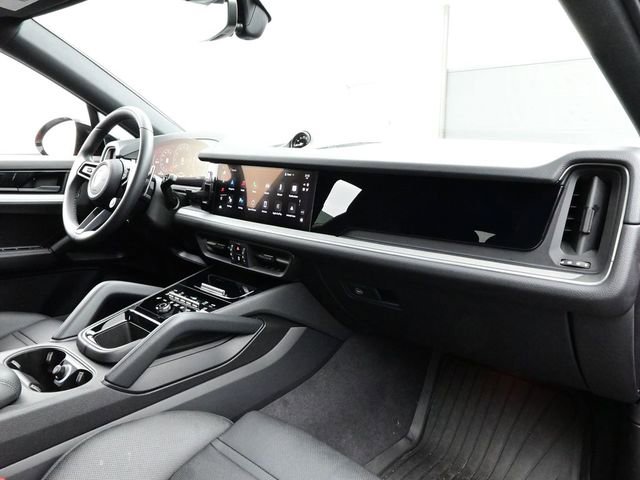 Used 2025 Porsche Cayenne Coupe image 18