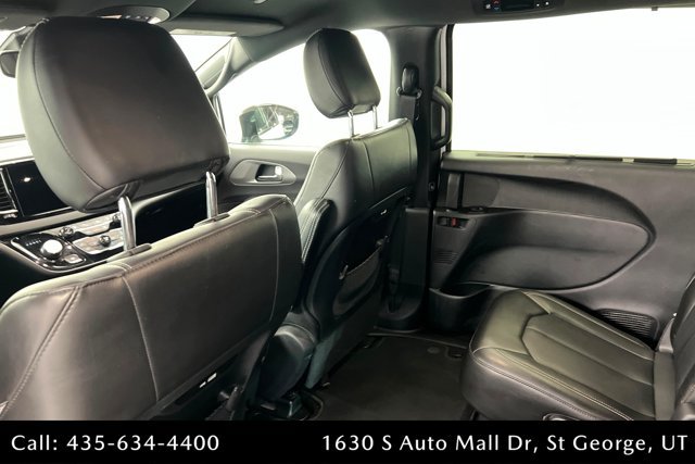 Used 2025 Chrysler Pacifica Select FWD image 18