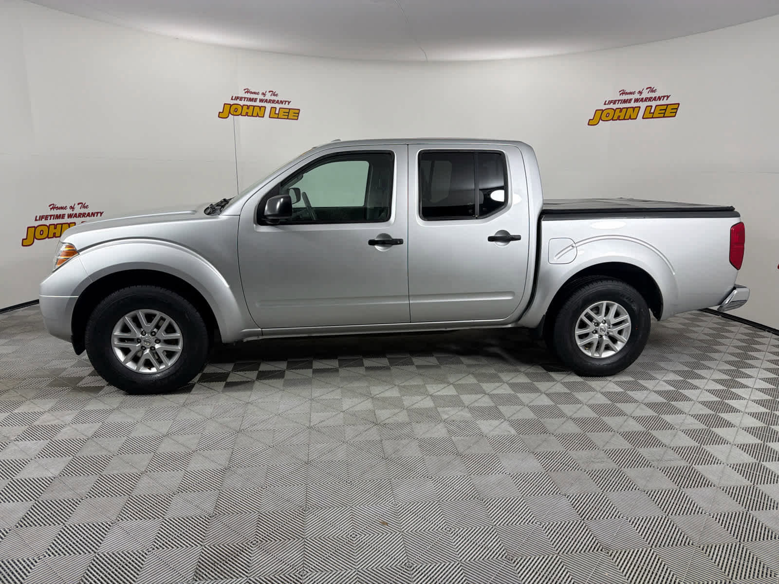 Used 2016 Nissan Frontier SV w/ SV Value Truck Package RWD image 2
