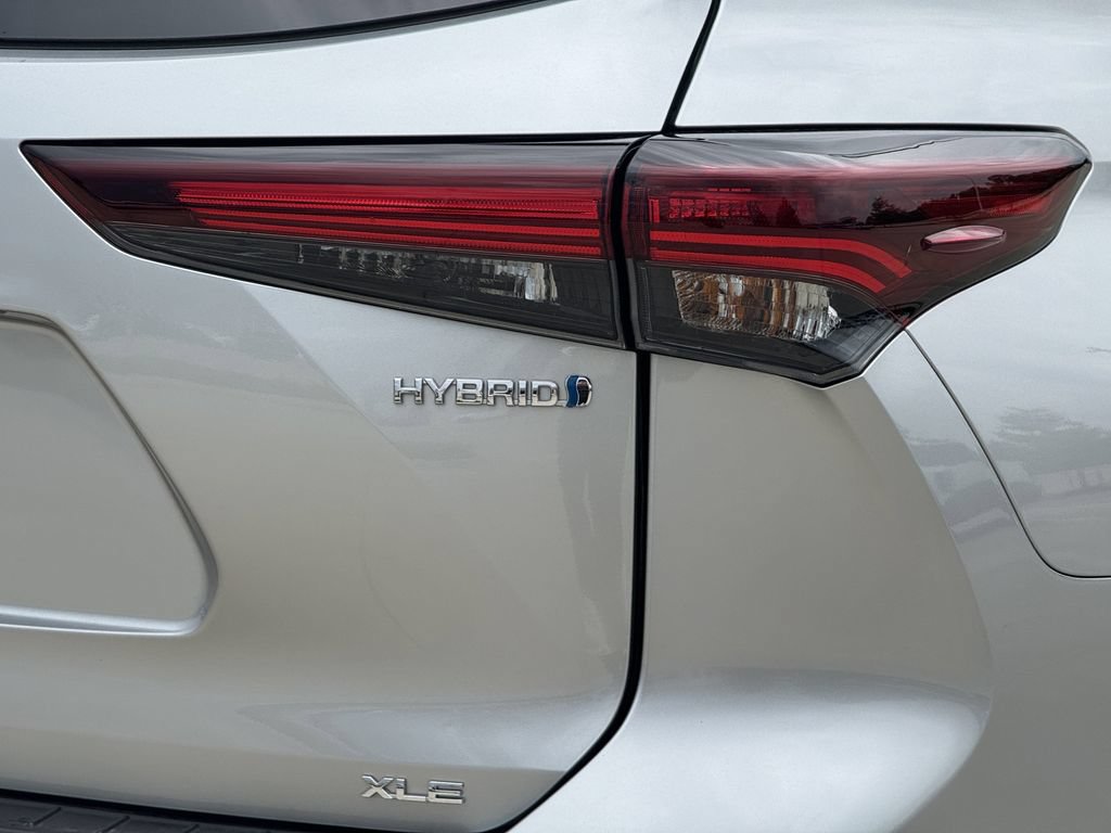 Used 2024 Toyota Highlander XLE AWD/4WD image 11