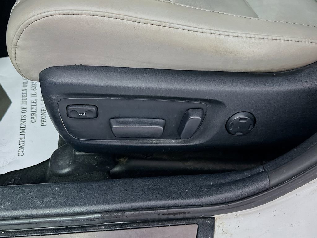 Used 2018 Toyota Avalon Limited image 19