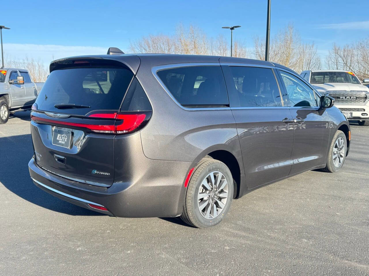 Used 2022 Chrysler Pacifica Touring-L image 6